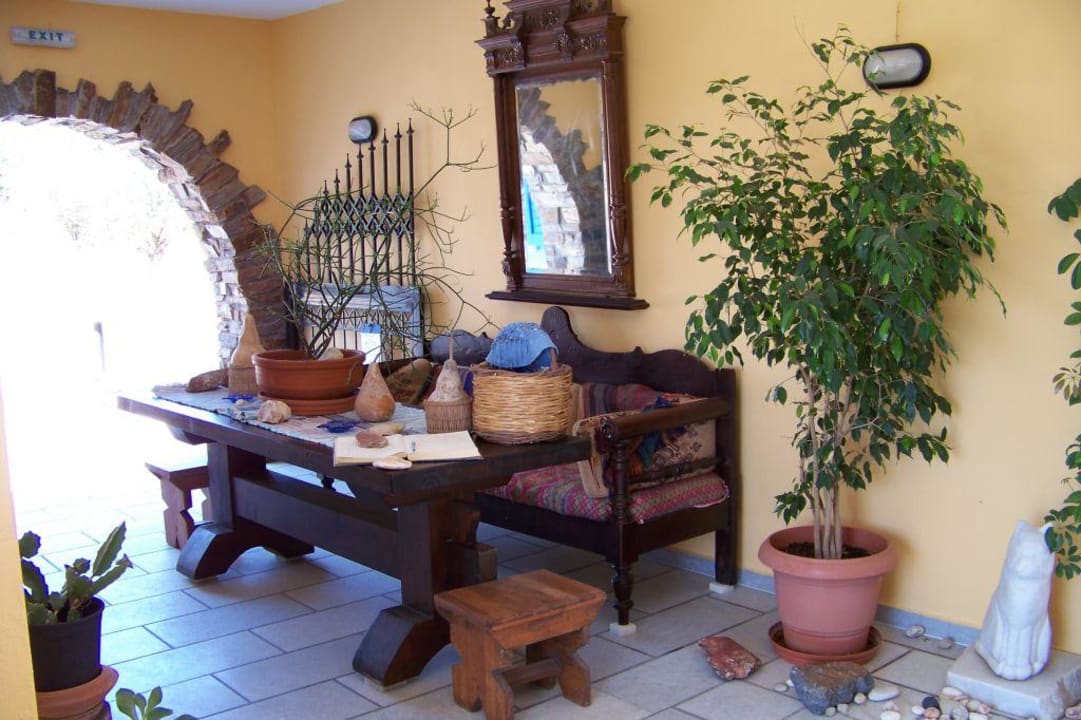 Vor der Rezeption Hotel Villa Adriana