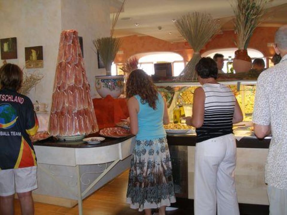 Parmaschinken-Pyramide Aldiana Club Rocca Nettuno Calabria