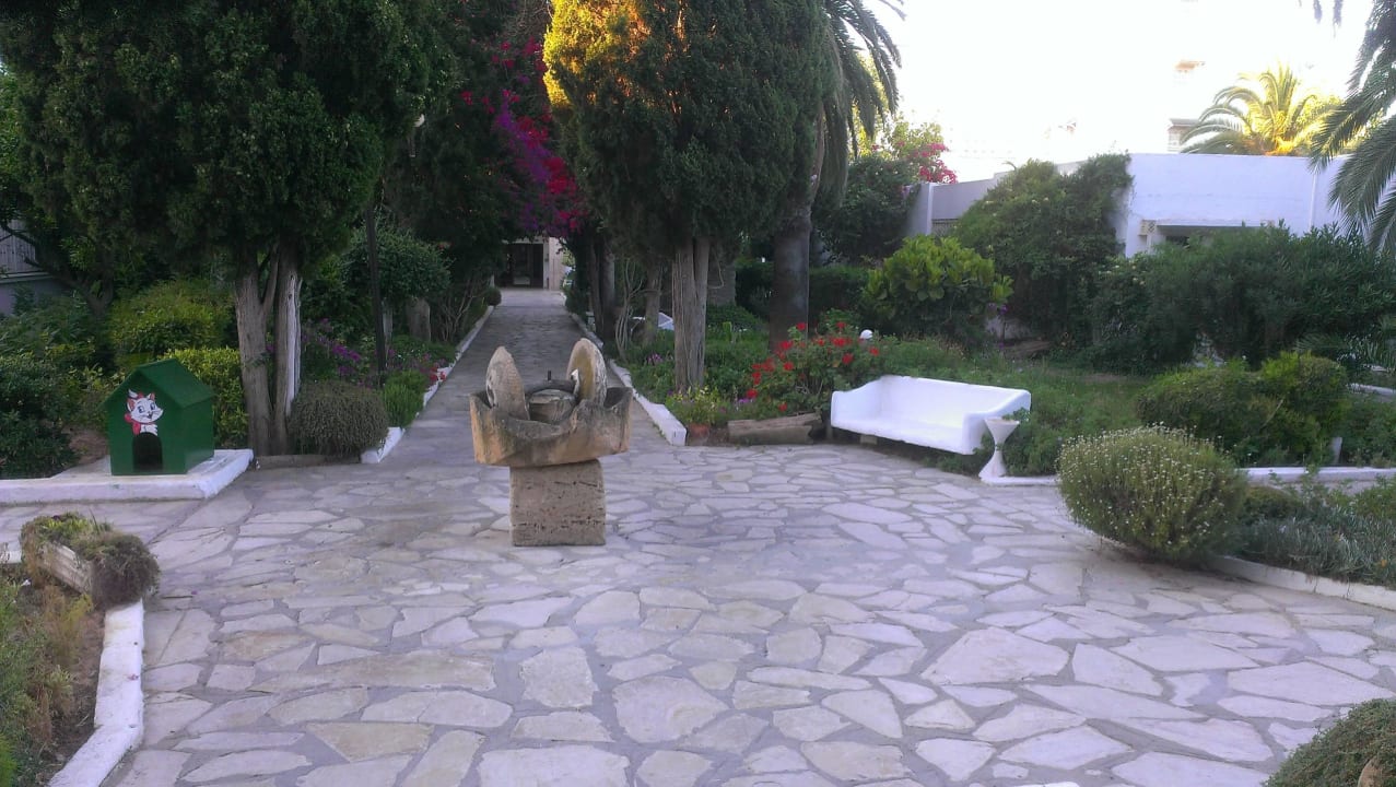 Durch den Garten zum Pool The Orangers Beach Resort and Bungalows