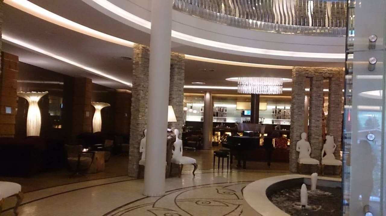 Lobby mit gläsernem Aufzug The Alpine Palace