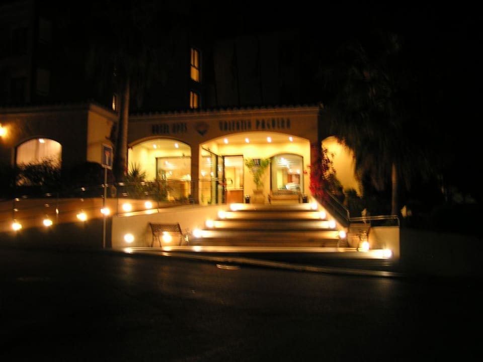 Eingangsbereich am Abend Valentin Somni Hotel & Suites