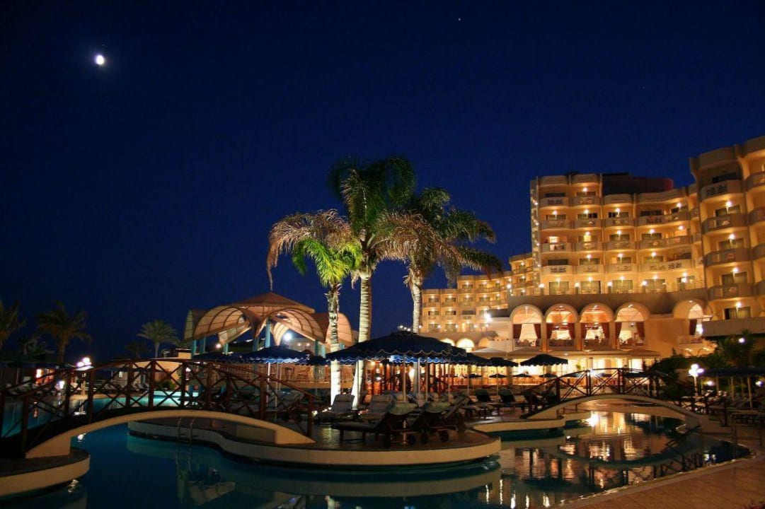 Hotel und Pool unter dem Mond Rodos Palladium Leisure & Wellness