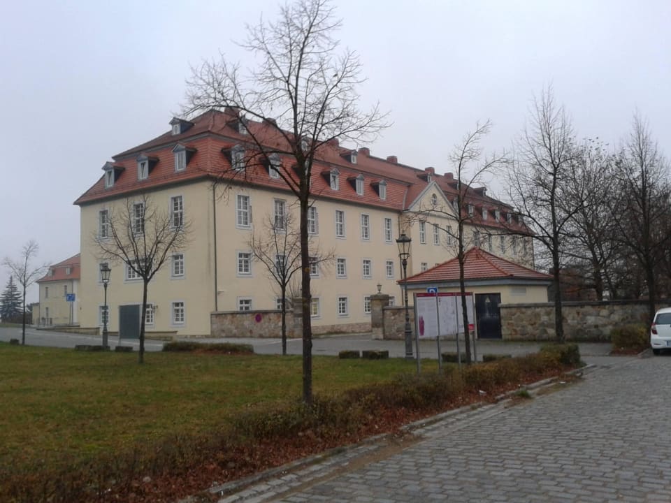 Blick vom Parkplatz zum Hotel Schlosshotel Ballenstedt