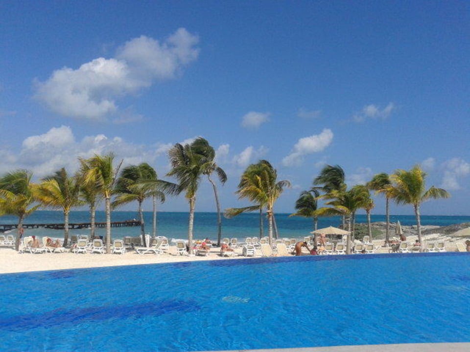 Pool und Strand gehen ineinander über Hotel Riu Palace Peninsula