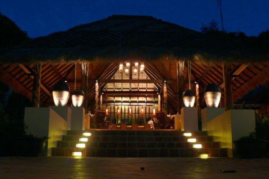 Nachts vor dem Haupteingang Le Vimarn Cottages & Spa