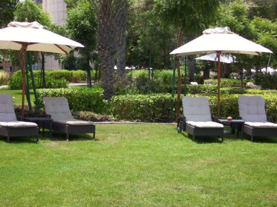 В отеле шезлонги стоят на траве, а не на песке The Westin Dubai Mina Seyahi Beach Resort & Marina
