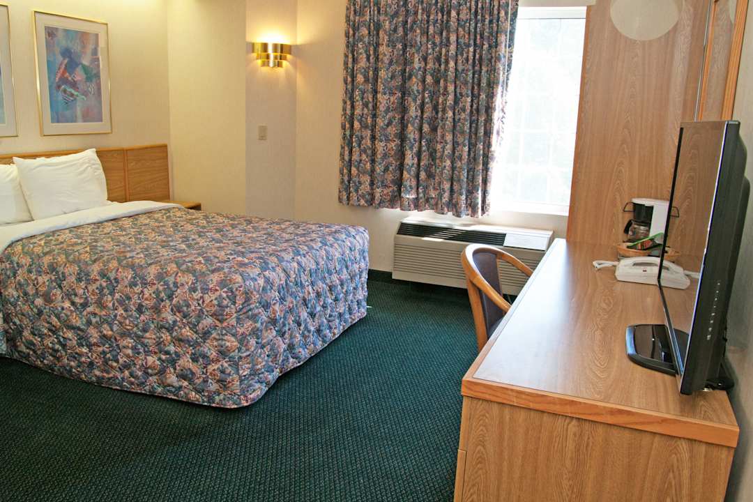 Queen with Lake View Charlevoix Inn & Suites, SureStay Collection by Best Western