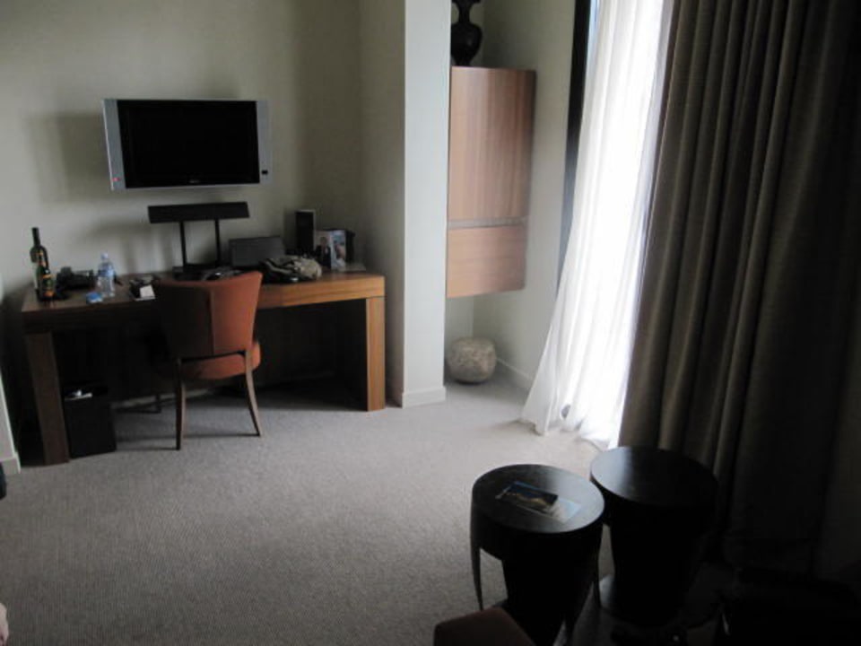 Wohnzimmer mit Flatscreen Radisson Blu Hotel Milan