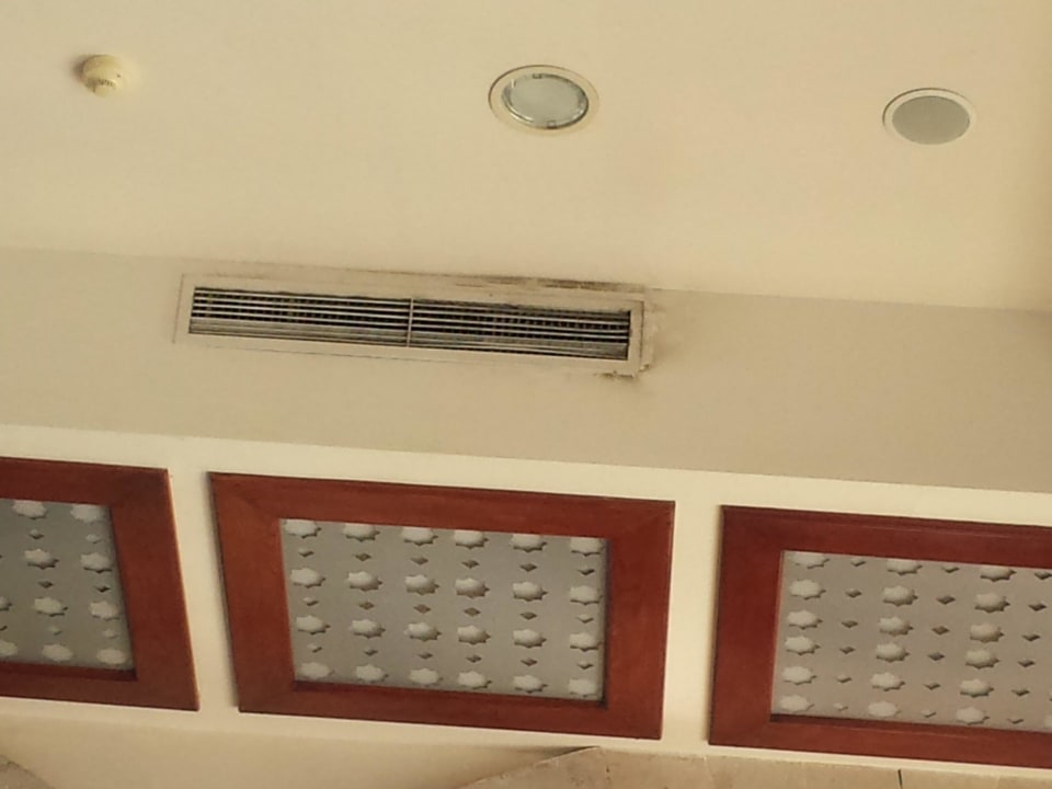 Sauberkeit wird hier vergessen Lotus Bay Beach Resort