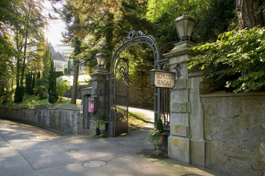 Hoteleinfahrt Hotel Schloss Ragaz