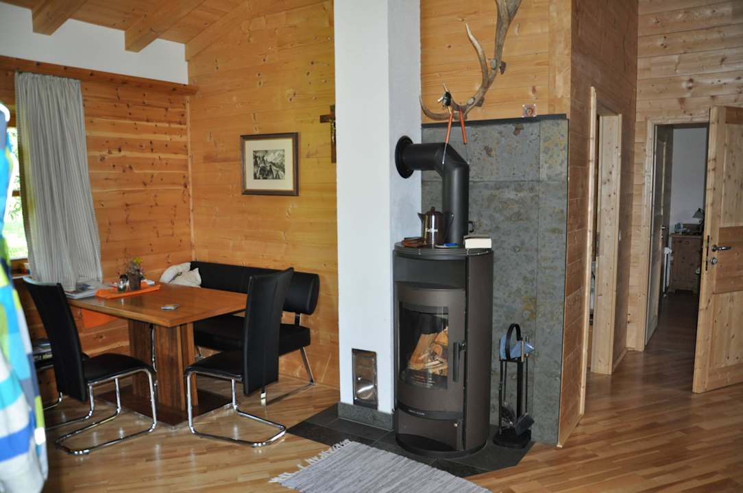 Esszimmer mit Holzofen Apartments Ferienhaus Mandlhof