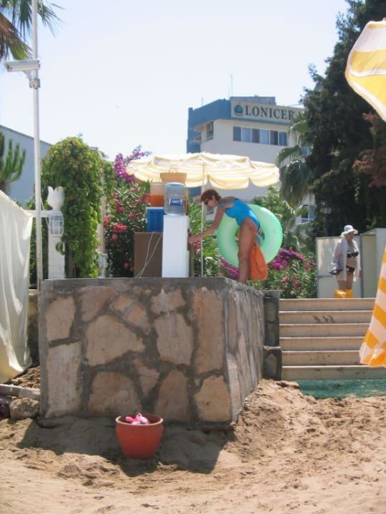 Getränkeservice am Strand Alaiye Resort & Spa