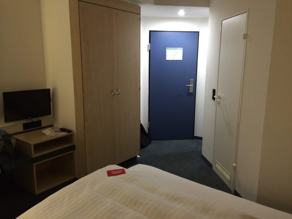 Zimmer vom Eingang aus IntercityHotel Rostock