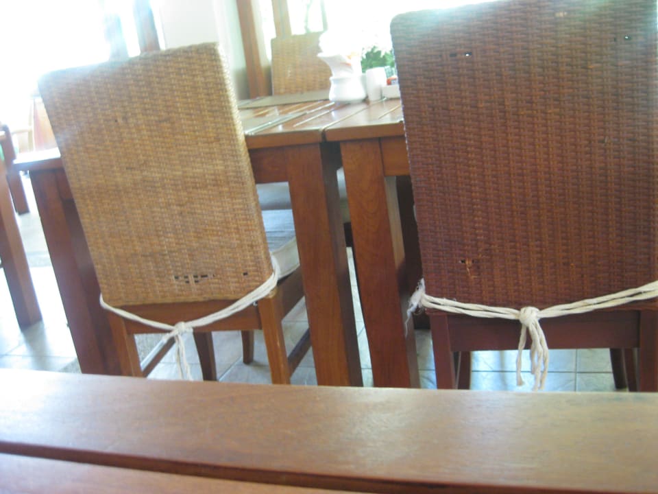 Kaputte Stühle beim Frühstück Bandara Resort & Spa Samui