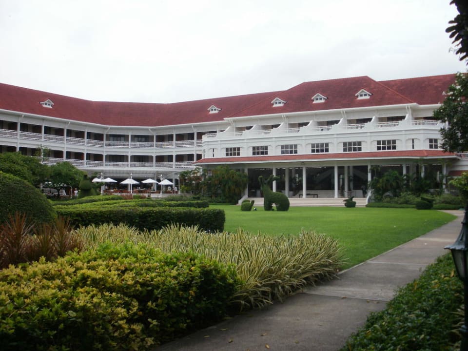 Blick auf einen Teil vom Hotel vom Garten aus Centara Grand Beach Resort & Villas Hua Hin
