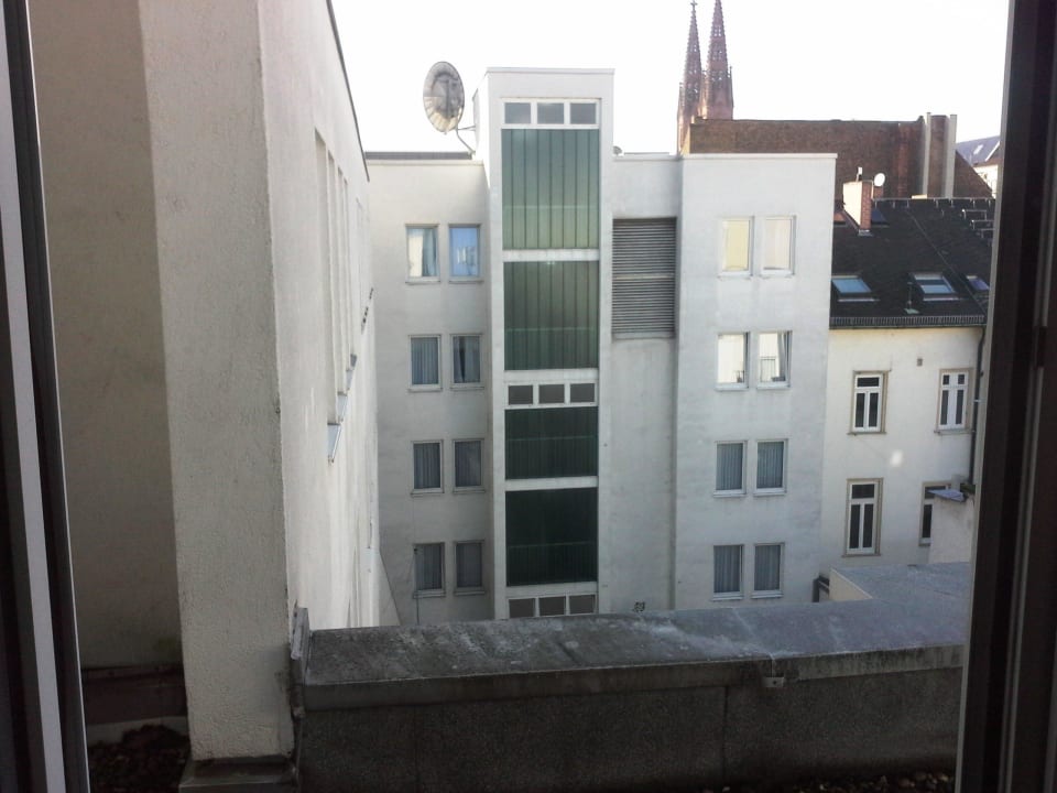 Wenig erbaulicher Ausblick aus dem Zimmer zum Hof Mercure Hotel Wiesbaden City