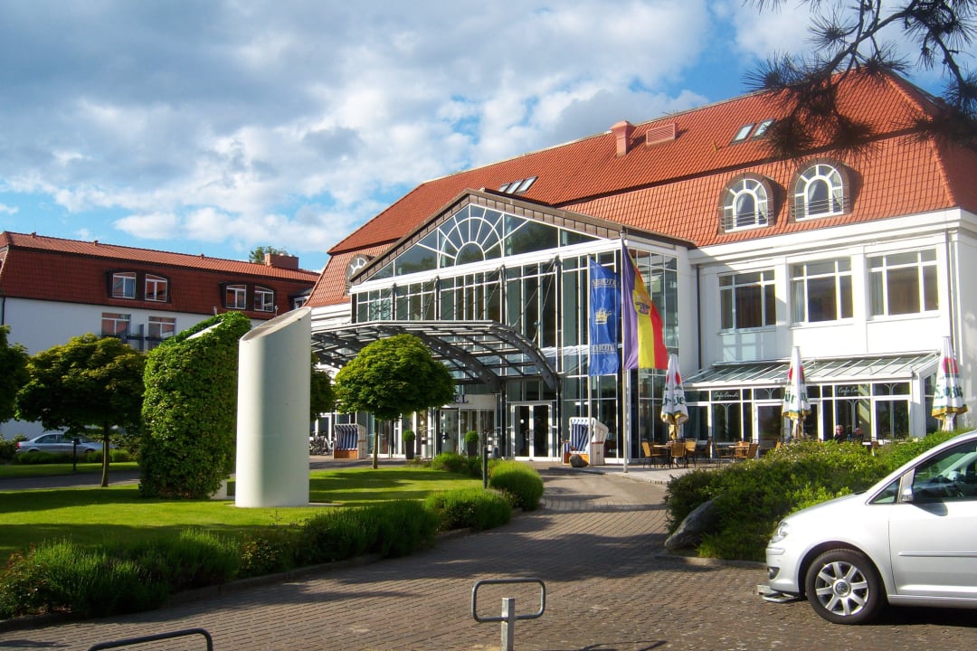 ... Hotel von vorn ... die Auffahrt  Seehotel Großherzog von Mecklenburg