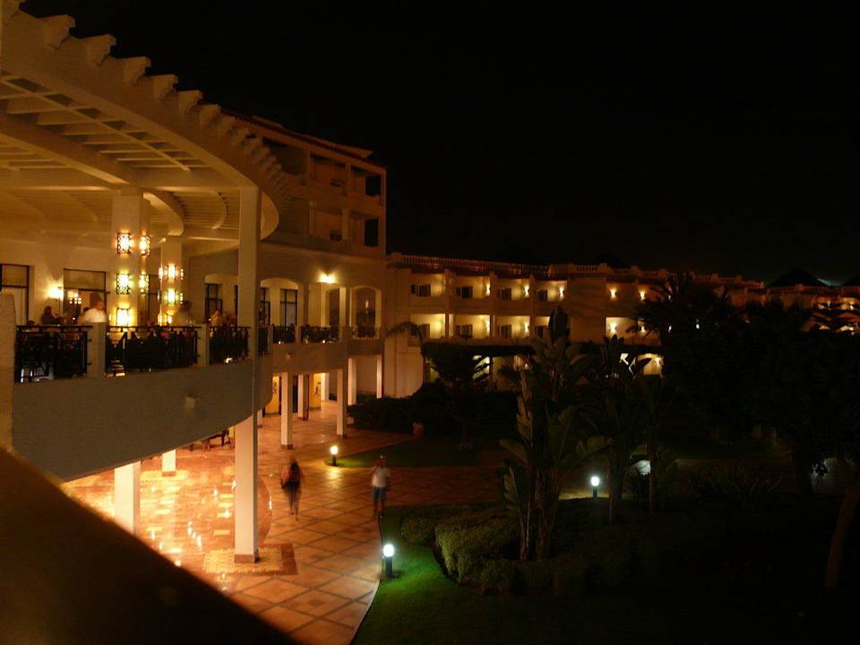 Terrasse bei Nacht Iberostar Waves Founty Beach