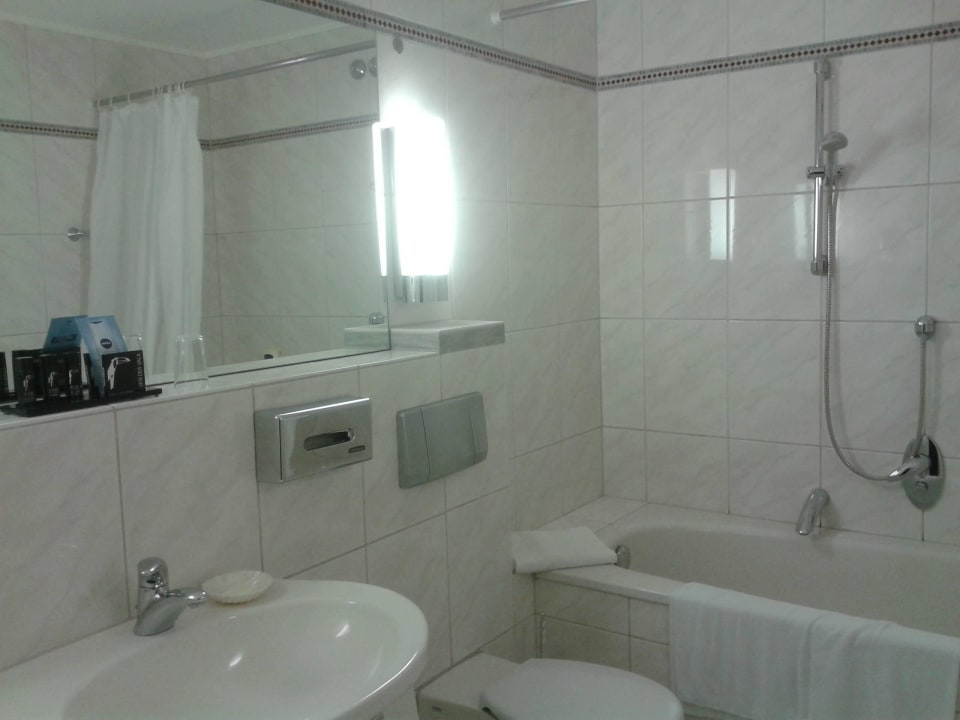 Bad mit Waschblock, Spiegel und WC Schlosshotel Ballenstedt