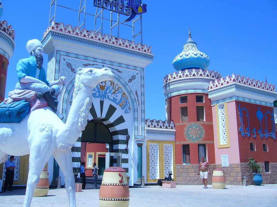 Eingang ins Traumurlaubresort Alf Leila wa Leila Pickalbatros Alf Leila Wa Leila Resort - Neverland Hurghada