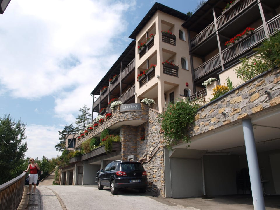 Hotelansicht von der Zufahrtsstrasse Charmehotel Friedrich