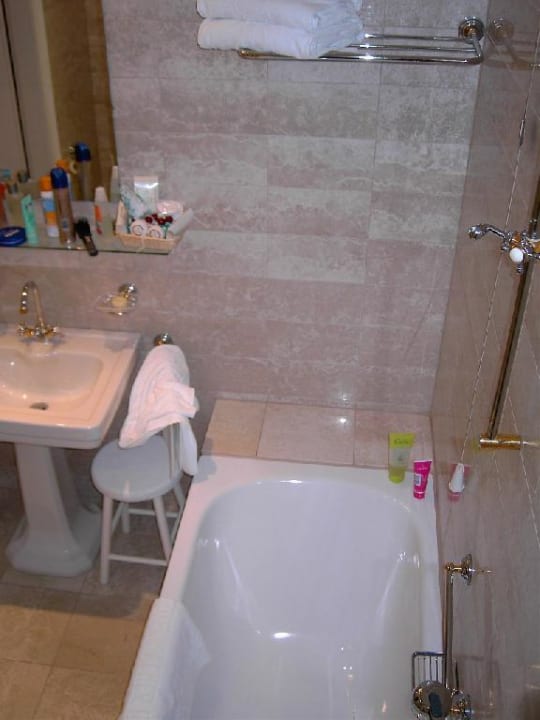 Hotel Sacher, Salzburg, Bad von Standard-Zimmer Nr. 422, zur Hotel Sacher