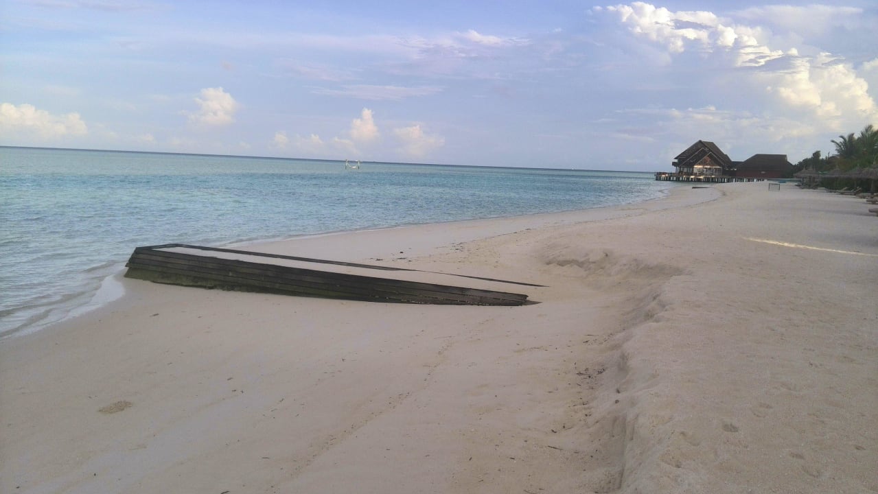Strand vor unserem Bungi Sonnenaufgang Anantara Dhigu Maldives Resort
