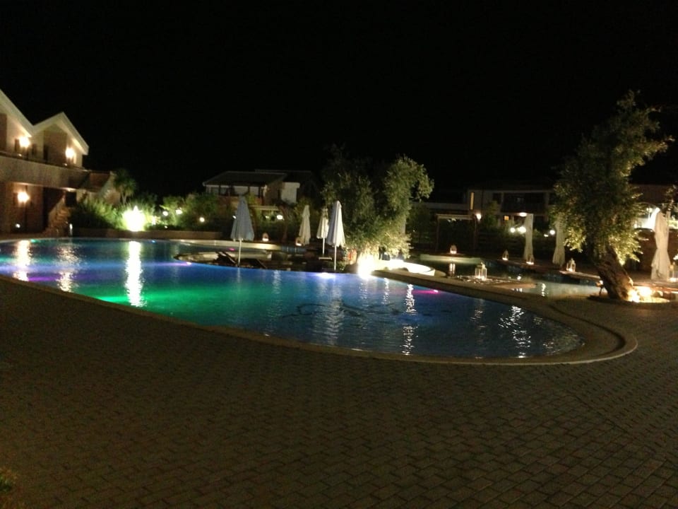 Hotel-Innenhof bei Nacht mit Poolanlage Alexandra Golden Boutique - Adults only