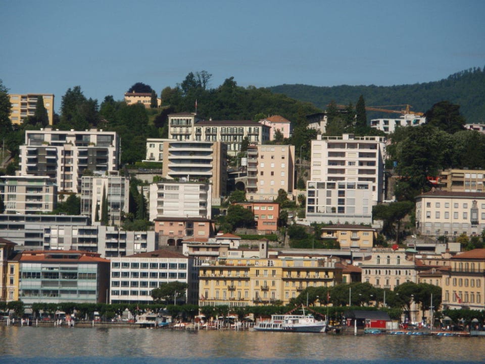 Ausblick vom See-Ufer auf die Stadt Lugano Continental Parkhotel