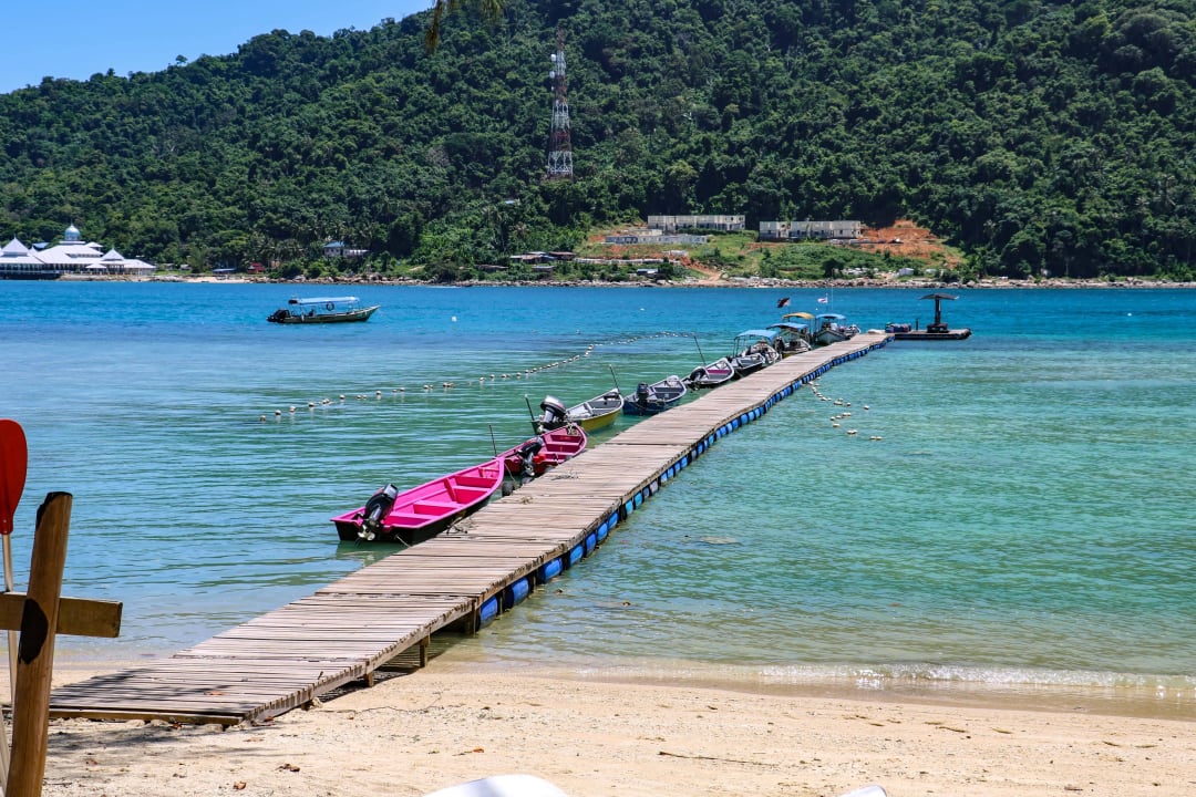 Strand und Steg vor dem Hotel The Reef Chalets Perhentian