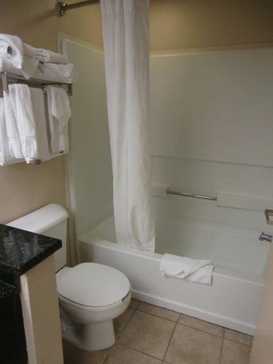 Dusche Clarion Suites Maingate Resort