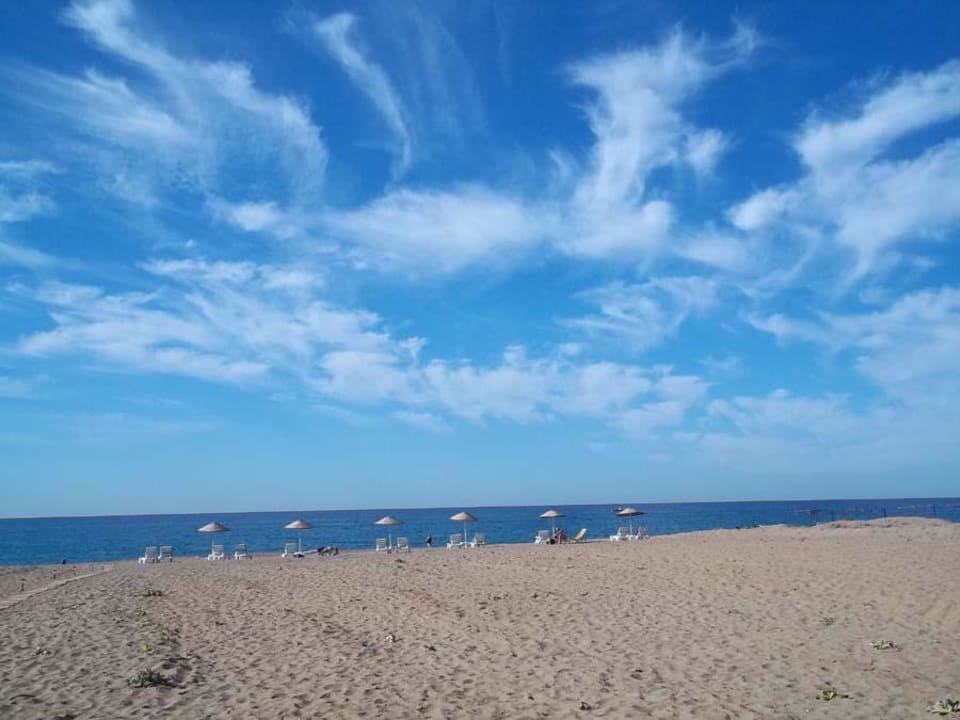 Liegestühle am Strand Skys Hotel