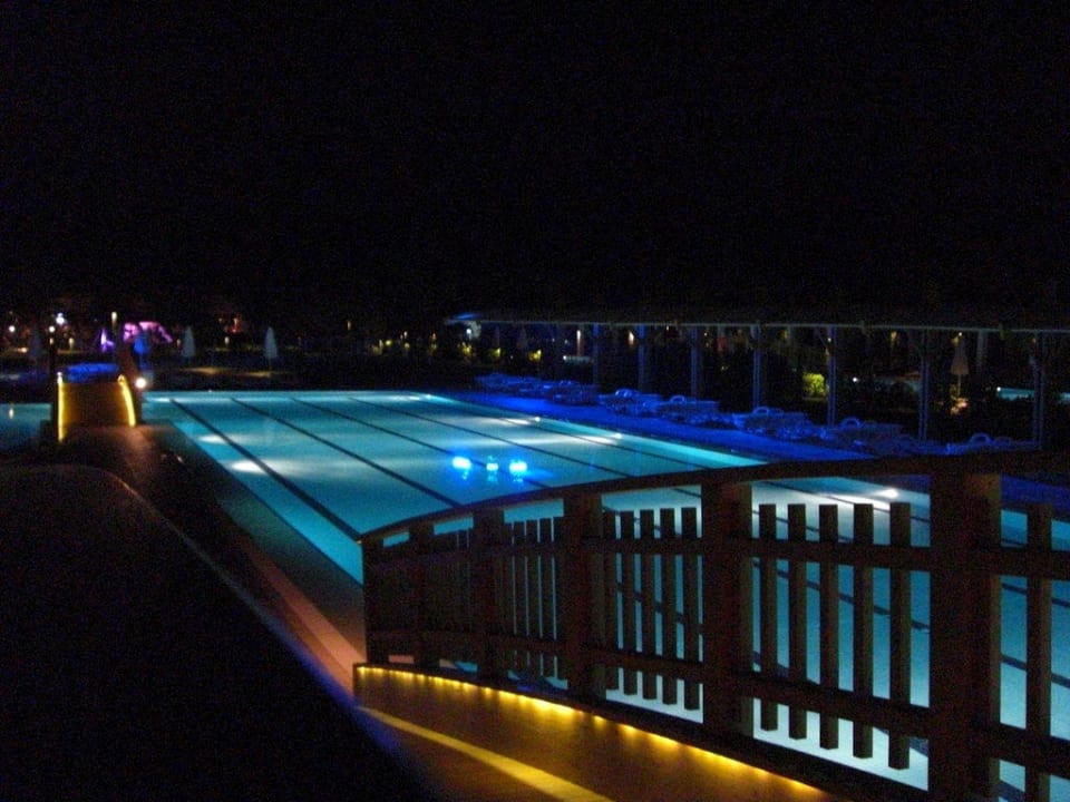 Schöne Poolanlage am Abend Hotel Baia Lara