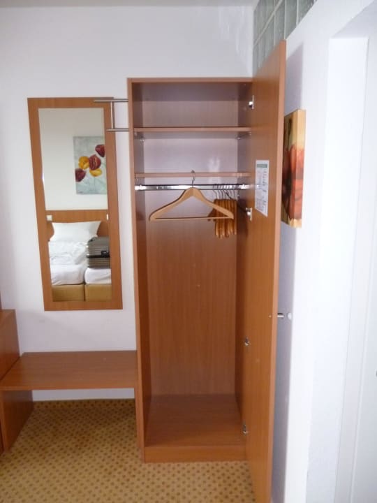 Sehr schmaler Kleiderschrank Hotel Krone am See