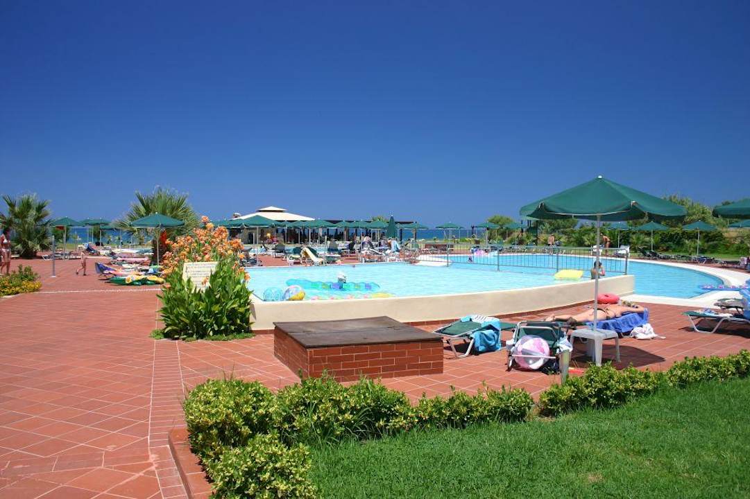 Vom Garten zum Pool mit Meerblick Sunprime Platanias Beach