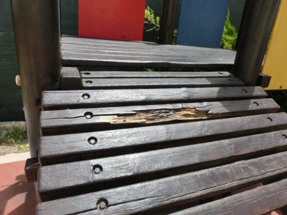 Defekte Treppe an der Kinderspielanlage Hotel Condesa