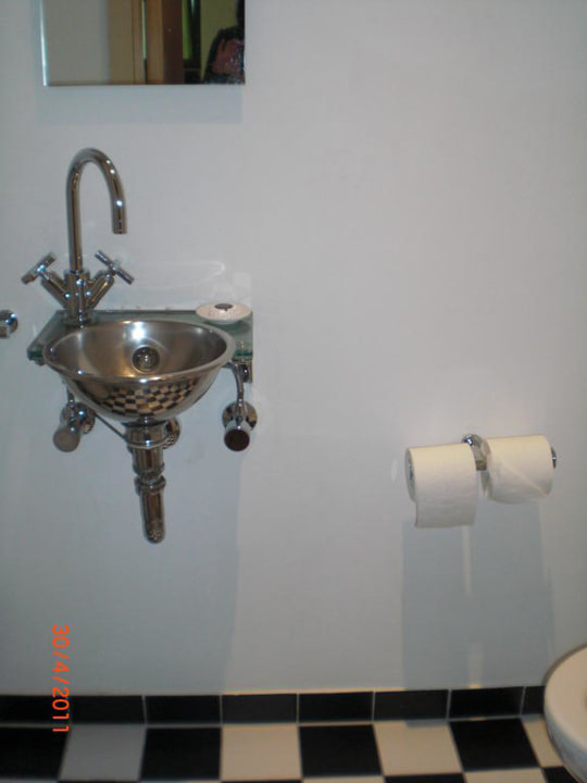 Seperate Toilette mit kleinem Waschbecken INNSIDE by Meliá Frankfurt Eurotheum