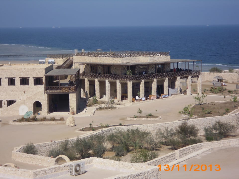 Unten Tauchbasis, Restaurant oben The Oasis Dive Resort