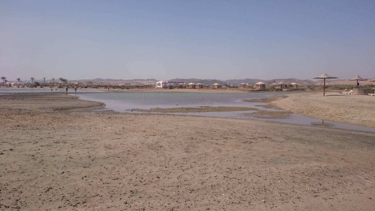 Wadi, nur bei Ebbe trocken passierbar Three Corners Equinox Beach Resort