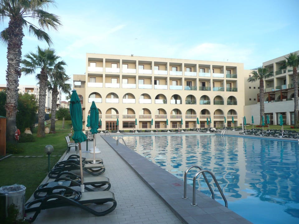 Vom Pool zu den Wohnanlagen Smy Carlos V Wellness & Spa Alghero