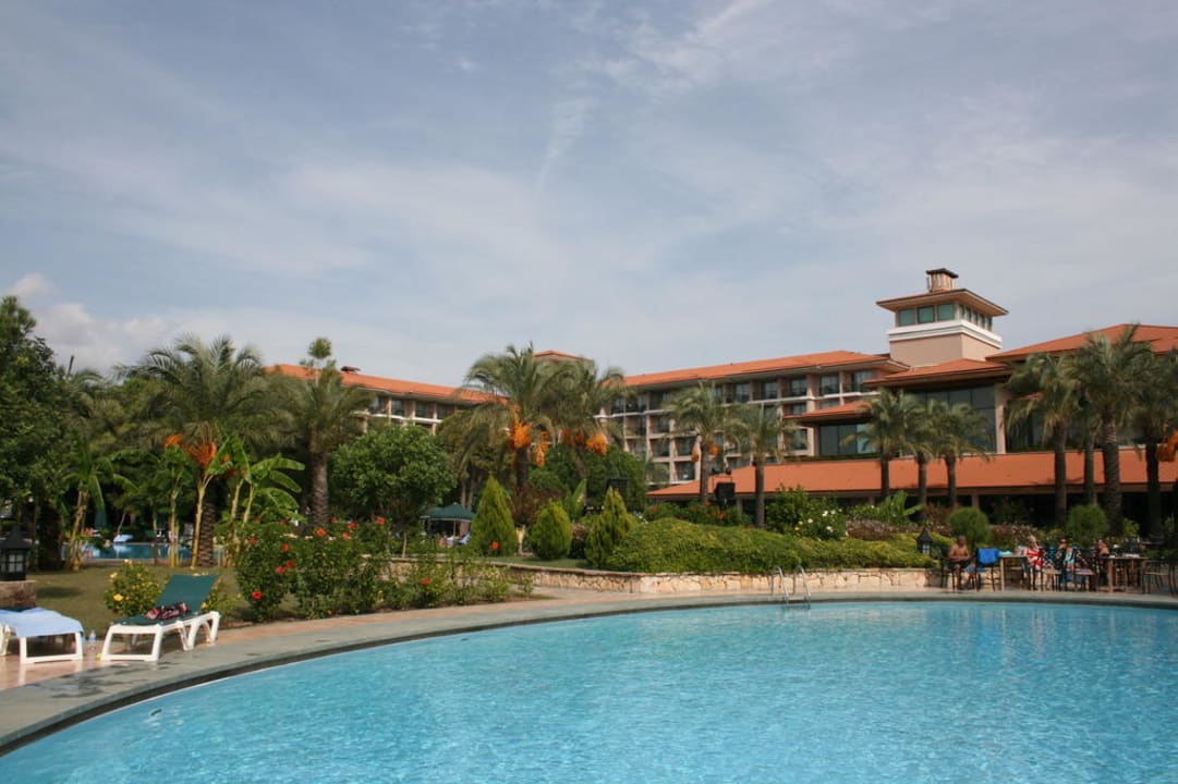 Blick auf Pool und Hotel IC Hotels Green Palace