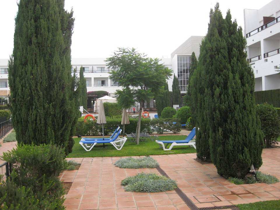 Liegewiese in der Gartenanlage Fuerte Conil-Resort