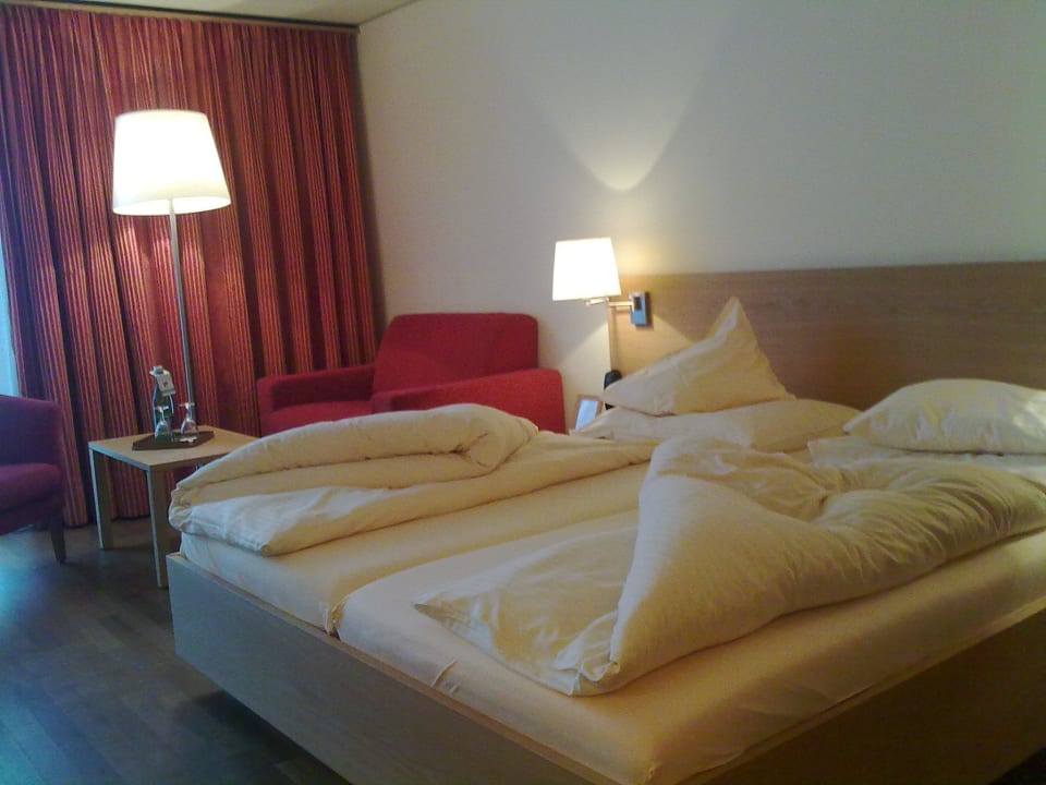 Doppelbett und Sitzecke Hotel Steffisalp