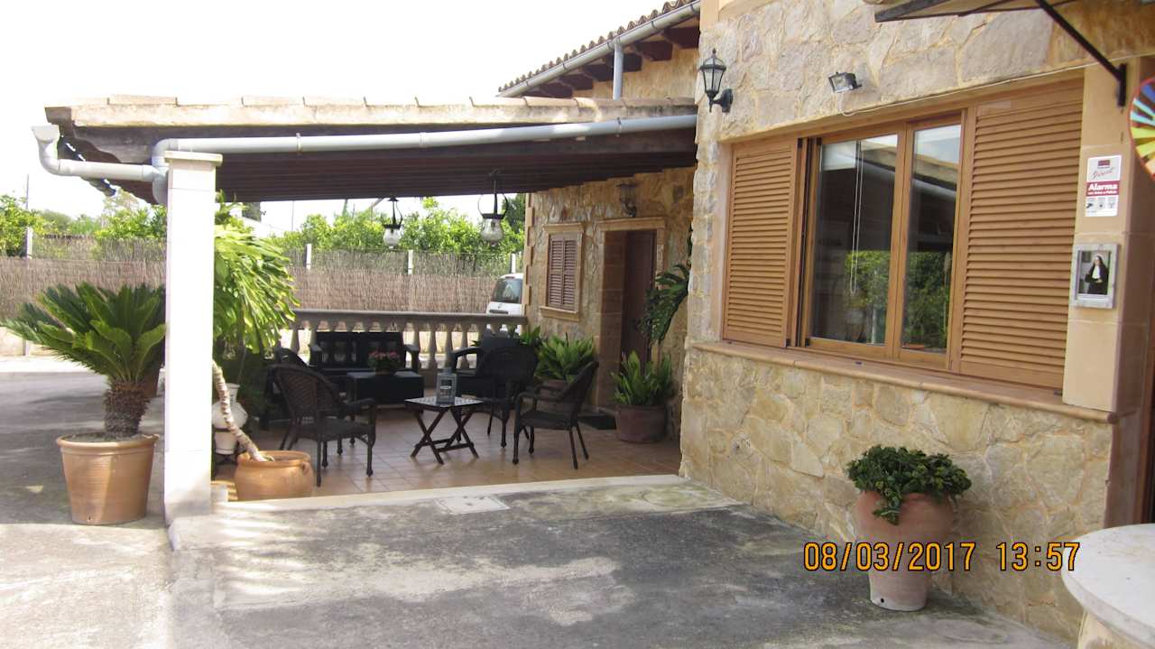 Überdachte Terrasse mit diversen Sitzmöbeln Finca Cas Pec