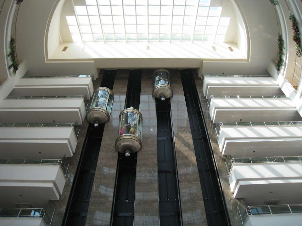 Výtahy v hale Saphir Resort & Spa