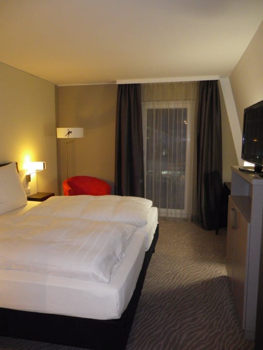 Blick zum Bett und Fenster Hilton Garden Inn Innsbruck Tivoli