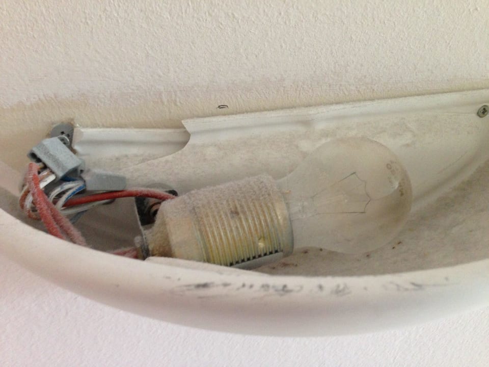 Beschädigte und verdreckte Wandlampe Munich Inn