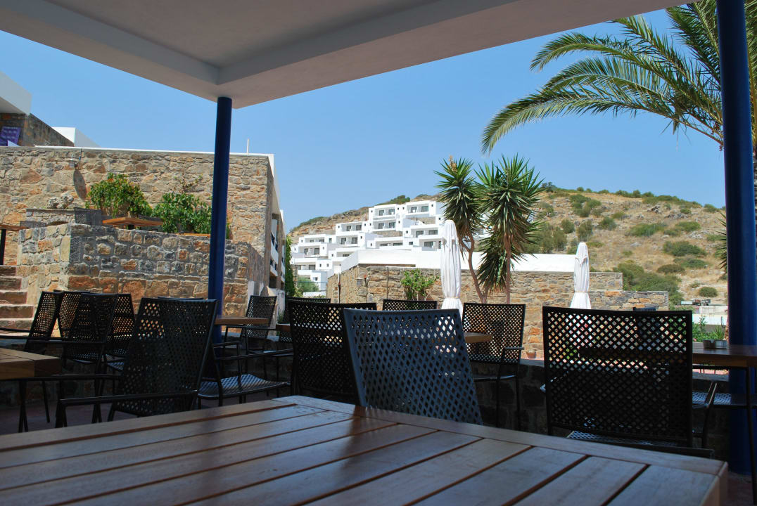 Widok "ze stolika" w restauracji na nową zabudowę. Ariadne Beach Hotel