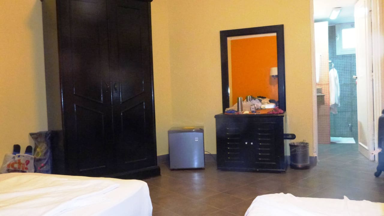 Minibar und Richtung Bad Hotel Coral Garden