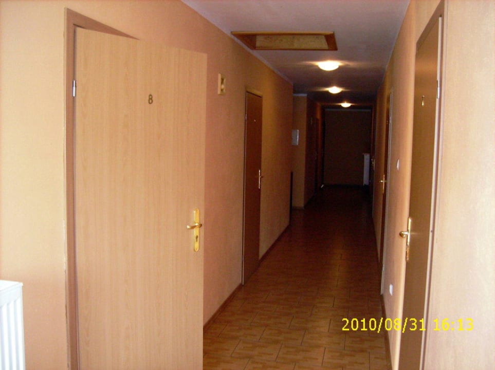 Flur zu den Zimmern Center Hotel Bronkow